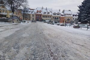 09.01.2026. Sandomierz. Zima na drogach sandomierskiej starówki / Fot. Grażyna Szlęzak-Wójcik - Radio Kielce