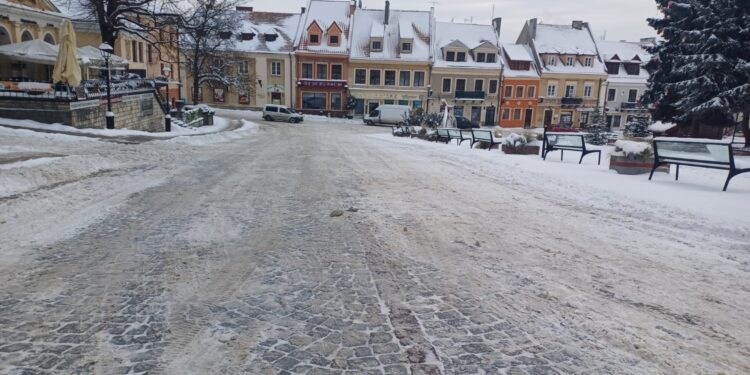 09.01.2026. Sandomierz. Zima na drogach sandomierskiej starówki / Fot. Grażyna Szlęzak-Wójcik - Radio Kielce