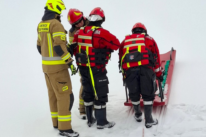 Strażacy i leśnicy uratowali sarnę, która została uwięziona w cienkim lodzie na zalewie Klekot koło Włoszczowy / Fot. Andrzej Kusa
