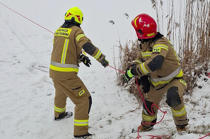 Strażacy i leśnicy uratowali sarnę, która została uwięziona w cienkim lodzie na zalewie Klekot koło Włoszczowy / Fot. Andrzej Kusa