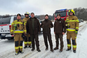 Strażacy i leśnicy uratowali sarnę, która została uwięziona w cienkim lodzie na zalewie Klekot koło Włoszczowy / Fot. Andrzej Kusa