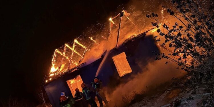 Dom spłonął doszczętnie - Radio Kielce Wyszmontów. Pożar / Fot. OSP Sobótka