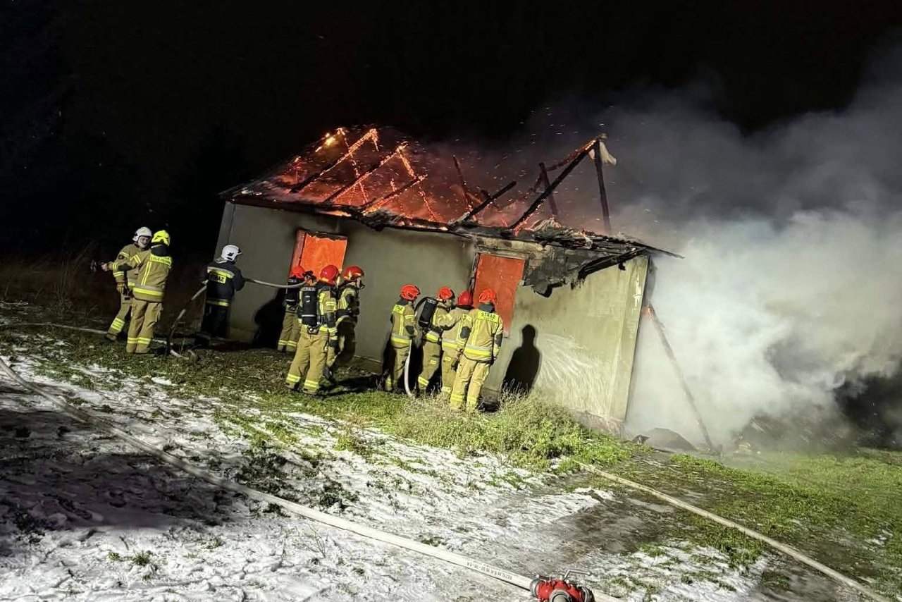 Dom spłonął doszczętnie - Radio Kielce Wyszmontów. Pożar / Fot. OSP Sobótka