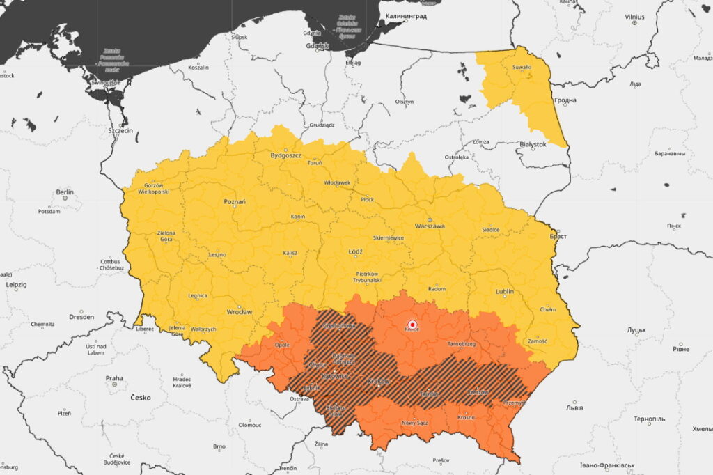 Jest ślisko i są tego efekty. Świętokrzyskie w alercie RCB - Radio Kielce