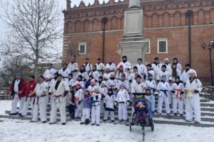01.01.2026. Sandomierz. Plenerowy trening Sandomierskiego Klubu Karate / Fot. Grażyna Szlęzak-Wójcik - Radio Kielce