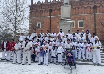 01.01.2026. Sandomierz. Plenerowy trening Sandomierskiego Klubu Karate / Fot. Grażyna Szlęzak-Wójcik - Radio Kielce