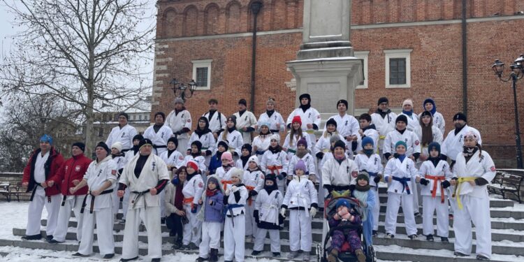 01.01.2026. Sandomierz. Plenerowy trening Sandomierskiego Klubu Karate / Fot. Grażyna Szlęzak-Wójcik - Radio Kielce