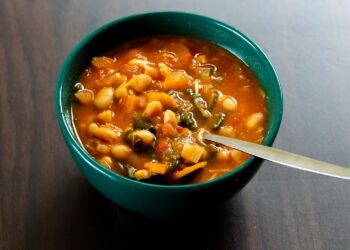Jaką zupę ugotować w zimie? Sprawdzi się z fasolą i makaronem