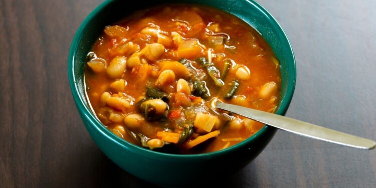 Jaką zupę ugotować w zimie? Sprawdzi się z fasolą i makaronem - Radio Kielce Jaką zupę ugotować w zimie? Sprawdzi się z fasolą i makaronem