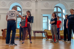 08.03.2026. Kielce. Teatr im. Stefana Żeromskiego. Warsztaty samoobrony Krav Maga dla kobiet / Fot. Stanisław Blinstrub - Radio Kielce