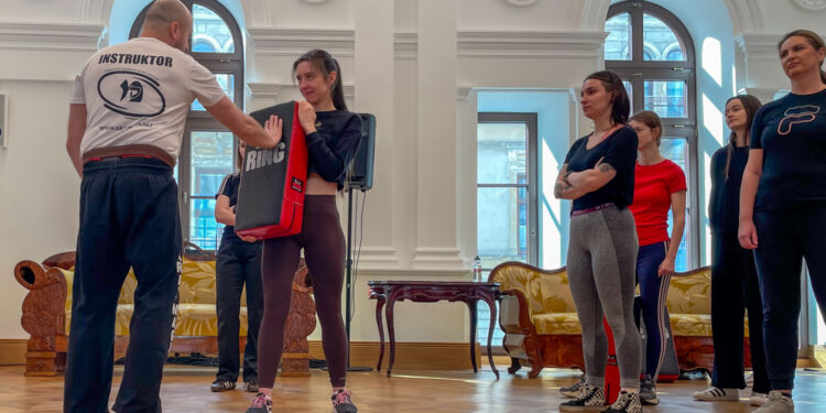 08.03.2026. Kielce. Teatr im. Stefana Żeromskiego. Warsztaty samoobrony Krav Maga dla kobiet / Fot. Stanisław Blinstrub - Radio Kielce