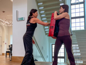 08.03.2026. Kielce. Teatr im. Stefana Żeromskiego. Warsztaty samoobrony Krav Maga dla kobiet / Fot. Stanisław Blinstrub - Radio Kielce