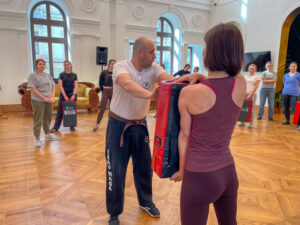 08.03.2026. Kielce. Teatr im. Stefana Żeromskiego. Warsztaty samoobrony Krav Maga dla kobiet / Fot. Stanisław Blinstrub - Radio Kielce