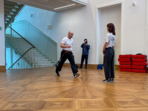 08.03.2026. Kielce. Teatr im. Stefana Żeromskiego. Warsztaty samoobrony Krav Maga dla kobiet / Fot. Stanisław Blinstrub - Radio Kielce