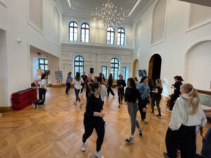 08.03.2026. Kielce. Teatr im. Stefana Żeromskiego. Warsztaty samoobrony Krav Maga dla kobiet / Fot. Stanisław Blinstrub - Radio Kielce