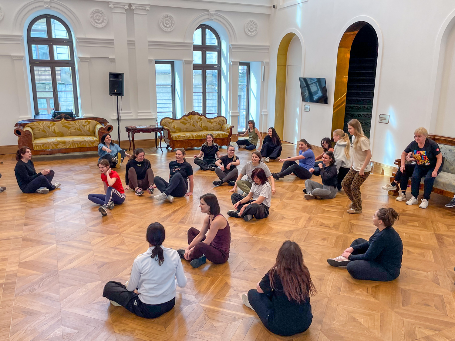 08.03.2026. Kielce. Teatr im. Stefana Żeromskiego. Warsztaty samoobrony Krav Maga dla kobiet / Fot. Stanisław Blinstrub - Radio Kielce