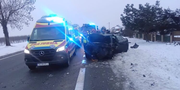 Zderzenie na drodze krajowej. Są poszkodowani