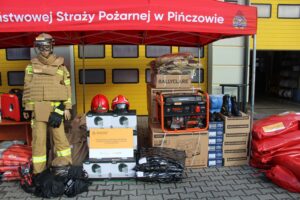 18.02.2026. Pińczów. Na placu Komendy Powiatowej PSP w Pińczowie zaprezentowano nowoczesny sprzęt zakupiony w ramach programu ochrony ludności i obrony cywilnej / Fot. Marta Gajda-Kruk - Radio Kielce