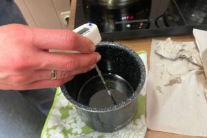 07.03.2026. Sandomierz. Sandomierskie Centrum Kultury. Warsztaty tworzenia świec / Fot. Grażyna Szlęzak-Wójcik - Radio Kielce