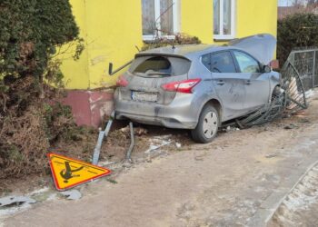 Samochód wjechał w budynek. Policja wyjaśnia przyczyny