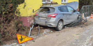 Samochód wjechał w budynek. Policja wyjaśnia przyczyny