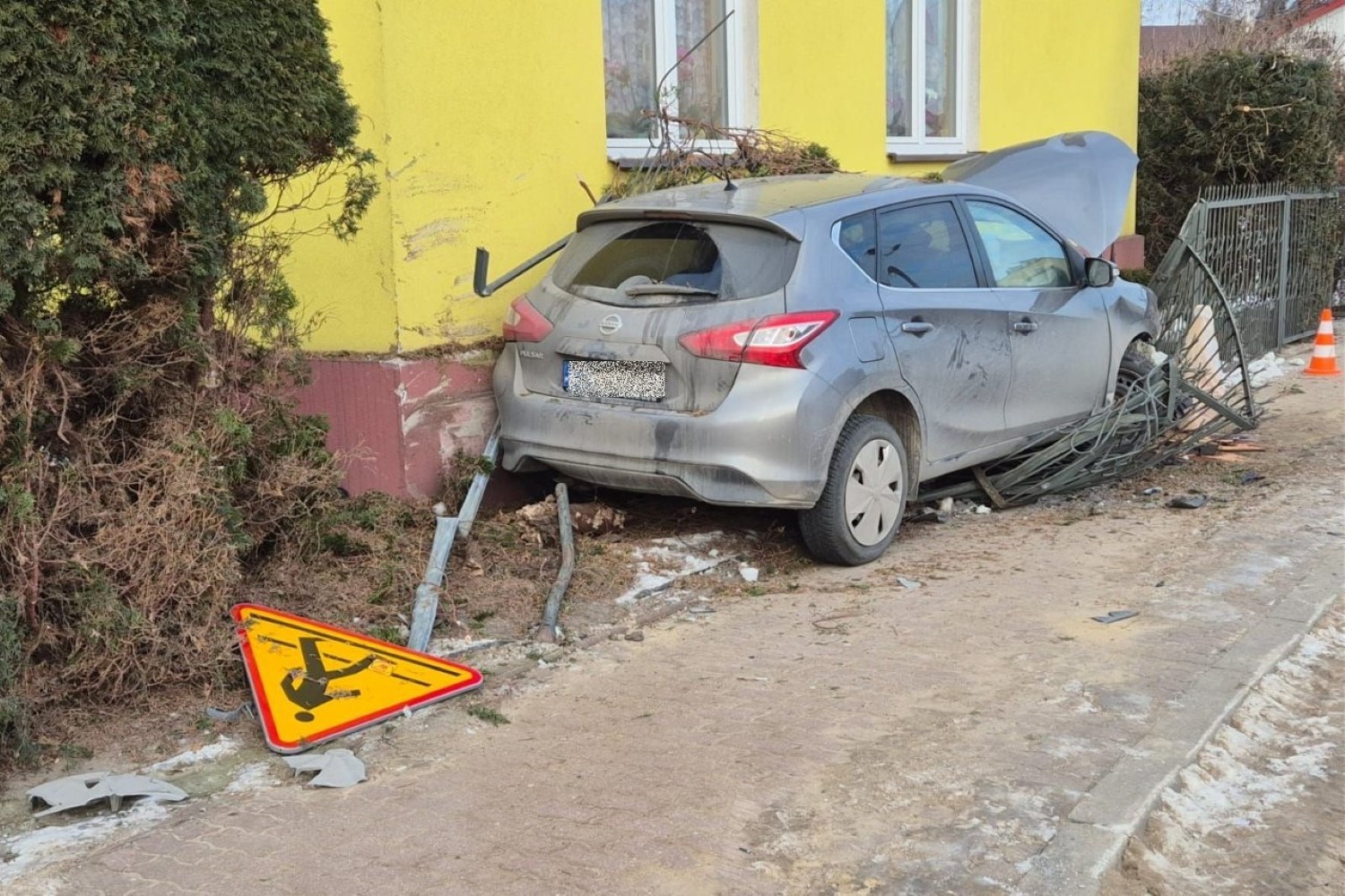Samochód wjechał w budynek. Policja wyjaśnia przyczyny