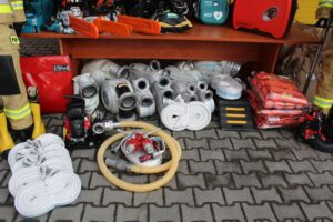 18.02.2026. Pińczów. Na placu Komendy Powiatowej PSP w Pińczowie zaprezentowano nowoczesny sprzęt zakupiony w ramach programu ochrony ludności i obrony cywilnej / Fot. Marta Gajda-Kruk - Radio Kielce