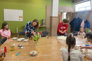 07.03.2026. Sandomierz. Sandomierskie Centrum Kultury. Warsztaty tworzenia świec / Fot. Grażyna Szlęzak-Wójcik - Radio Kielce