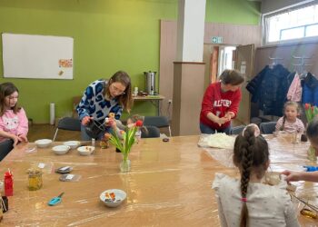 07.03.2026. Sandomierz. Sandomierskie Centrum Kultury. Warsztaty tworzenia świec / Fot. Grażyna Szlęzak-Wójcik - Radio Kielce