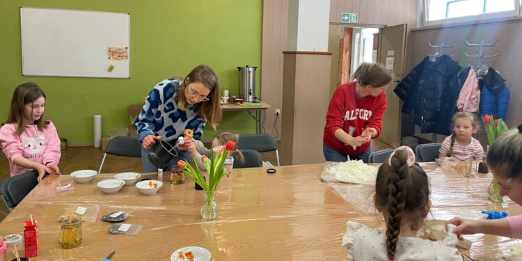 07.03.2026. Sandomierz. Sandomierskie Centrum Kultury. Warsztaty tworzenia świec / Fot. Grażyna Szlęzak-Wójcik - Radio Kielce