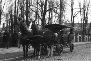 Kielce. Ulica Jana Pawła II. Lata 1936-1938. Wejście do parku / źródło: fotopolska.eu