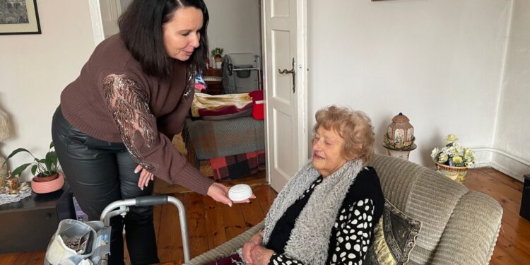 16.02.2026. Sandomierz. Ośrodek Pomocy Społecznej w Sandomierzu rozdaje czujki / Fot. Grażyna Szlęzak-Wójcik - Radio Kielce