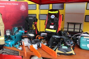 18.02.2026. Pińczów. Na placu Komendy Powiatowej PSP w Pińczowie zaprezentowano nowoczesny sprzęt zakupiony w ramach programu ochrony ludności i obrony cywilnej / Fot. Marta Gajda-Kruk - Radio Kielce