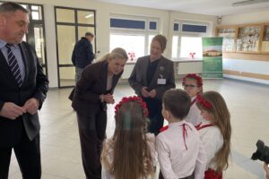 16.02.2026. Szewce. Konferencja prasowa minister Edukacji Barbary Nowackiej / Fot. Daniel Lenart - Radio Kielce