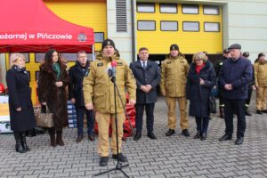 18.02.2026. Pińczów. Na placu Komendy Powiatowej PSP w Pińczowie zaprezentowano nowoczesny sprzęt zakupiony w ramach programu ochrony ludności i obrony cywilnej / Fot. Marta Gajda-Kruk - Radio Kielce