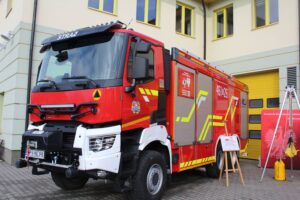 18.02.2026. Pińczów. Na placu Komendy Powiatowej PSP w Pińczowie zaprezentowano nowoczesny sprzęt zakupiony w ramach programu ochrony ludności i obrony cywilnej / Fot. Marta Gajda-Kruk - Radio Kielce