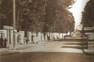 Kielce. Ulica Jana Pawła II. 1942 rok. Ulica Jana Pawła II - widok od strony skrzyżowania ulic Ogrodowej i Seminaryjskiej / źródło: facebook.com/KielceNaPrzestrzeniLat