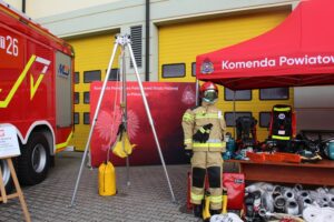 18.02.2026. Pińczów. Na placu Komendy Powiatowej PSP w Pińczowie zaprezentowano nowoczesny sprzęt zakupiony w ramach programu ochrony ludności i obrony cywilnej / Fot. Marta Gajda-Kruk - Radio Kielce