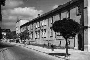 Kielce. Ulica Jana Pawła II. Lata 1960-1962. Budynek dawnego gimnazjum im. Stefana Żeromskiego przy ul. Jana Pawła II / źródło: fotopolska.eu