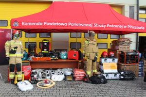 18.02.2026. Pińczów. Na placu Komendy Powiatowej PSP w Pińczowie zaprezentowano nowoczesny sprzęt zakupiony w ramach programu ochrony ludności i obrony cywilnej / Fot. Marta Gajda-Kruk - Radio Kielce