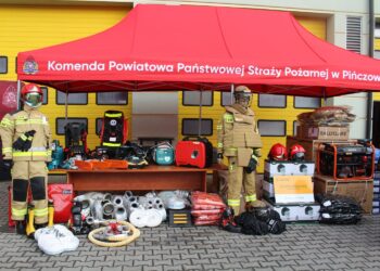 18.02.2026. Pińczów. Na placu Komendy Powiatowej PSP w Pińczowie zaprezentowano nowoczesny sprzęt zakupiony w ramach programu ochrony ludności i obrony cywilnej / Fot. Marta Gajda-Kruk - Radio Kielce