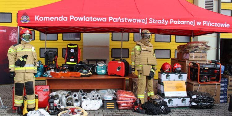 18.02.2026. Pińczów. Na placu Komendy Powiatowej PSP w Pińczowie zaprezentowano nowoczesny sprzęt zakupiony w ramach programu ochrony ludności i obrony cywilnej / Fot. Marta Gajda-Kruk - Radio Kielce