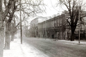 Kielce. Ulica Jana Pawła II. Lata 1965-1969. Ulica Jana Pawła II - widok w kierunku skrzyżowania z Krakowską / źródło: facebook.com/kieleckieinwestycje