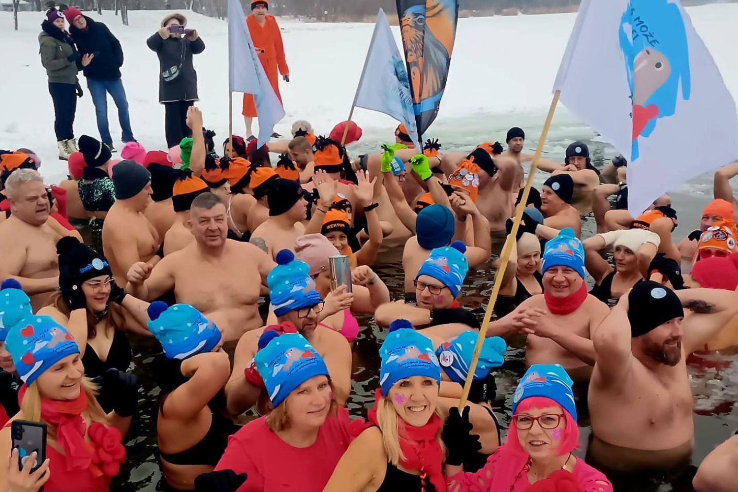 Miłośnicy zimnych kąpieli spotkali się w Starachowicach