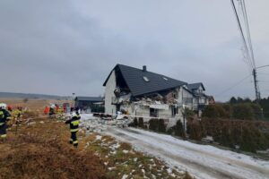 22.02.2026. Brzezinki w gminie Masłów. Wybuch gazu w domu jednorodzinnym / Fot. Straż Pożarna