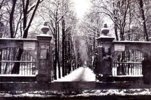 Kielce. Ulica Jana Pawła II. 1914 rok. Brama wiodąca do parku miejskiego / źródło: fotopolska.eu