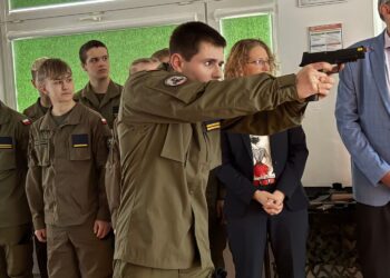 Ostrowiec Świętokrzyski. Otwarcie strzelnicy wirtualnej w ZSMS / Fot. Anna Głąb - Radio Kielce