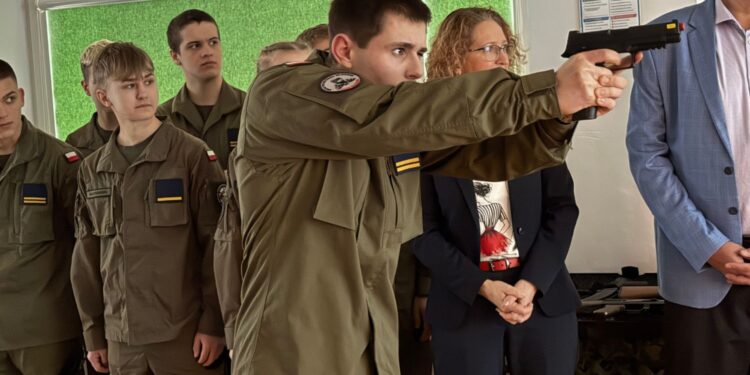 Ostrowiec Świętokrzyski. Otwarcie strzelnicy wirtualnej w ZSMS / Fot. Anna Głąb - Radio Kielce