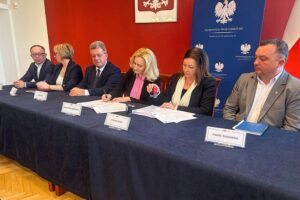 02.03.2026. Kielce. Świętokrzyski Urząd Wojewódzki. Podpisanie listu intencyjnego przez przedstawicieli władz miasta i gminy Ćmielów i Państwowego Gospodarstwa Wodnego Wody Polskie / Fot. Izabela Mortas-Rubak – Radio Kielce