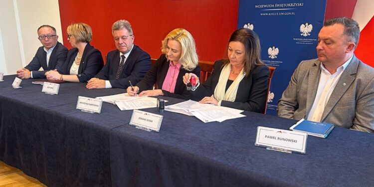 02.03.2026. Kielce. Świętokrzyski Urząd Wojewódzki. Podpisanie listu intencyjnego przez przedstawicieli władz miasta i gminy Ćmielów i Państwowego Gospodarstwa Wodnego Wody Polskie / Fot. Izabela Mortas-Rubak – Radio Kielce